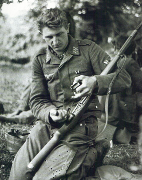 Fallschirmjager Obergefreiter cleaning G41 in Saint-Lo 1944