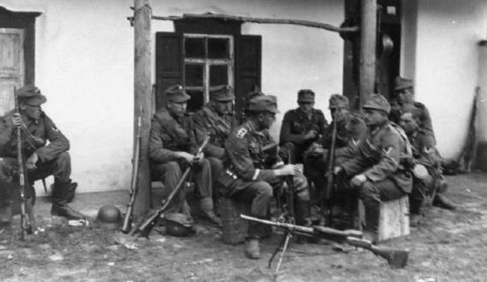 Germans Ost Front - SVT-38/40 left