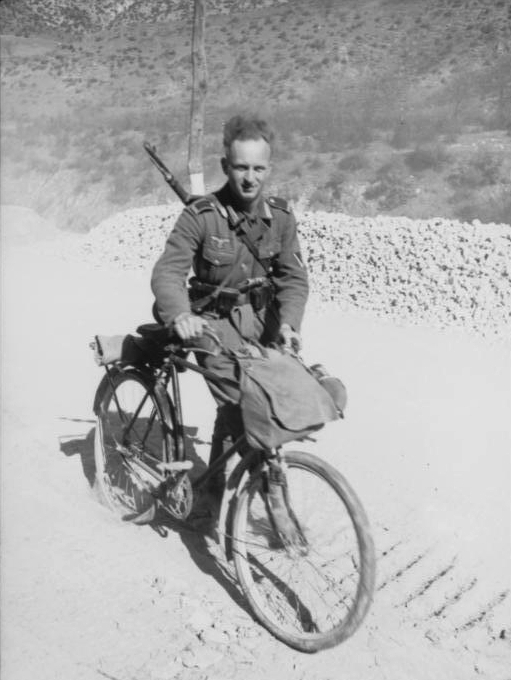 Balkan, Soldat mit Fahrrad G41
