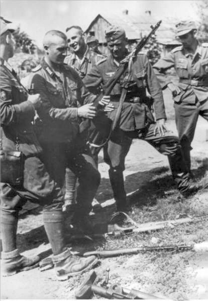 Group of Germans looking at SVT-40
