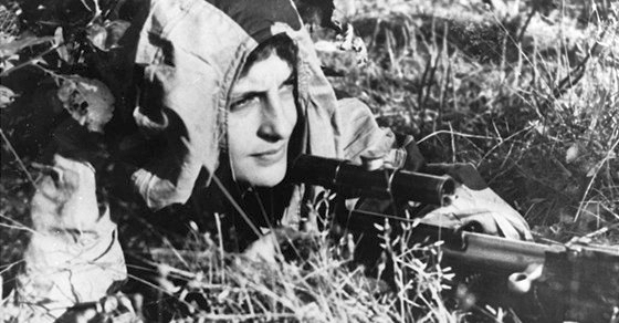 Lyudmila Pavlichenko with scoped SVT-40